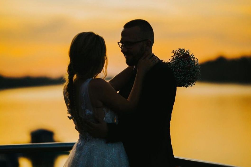 Portret van het stel bij zonsondergang